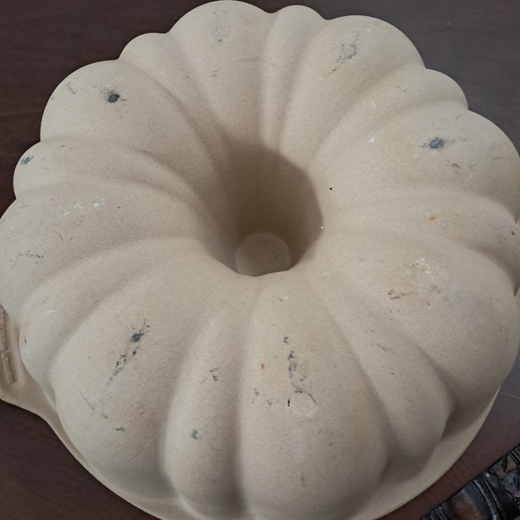 Pampered Chef bundt pan - Picture 3 of 3